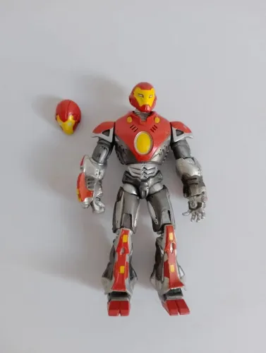 MARVEL UNIVERSE HOMEM DE FERRO ULTIMATE 10 CM HASBRO