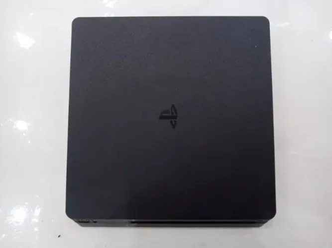 Ps4 Slim 1 Tera com 5 jogos e dois controles.