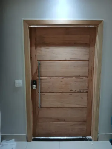 Porta maciça de madeira angelim ou tauari tamanho a partir 2,10x0,82