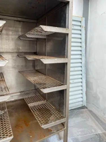 Estante de aço inox com prateleiras para restaurante