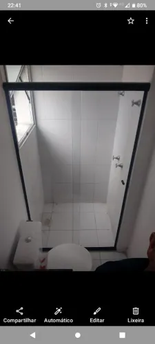 Trabalho com mão de estalação e manutenção de sua porta painel de vidro box espelho