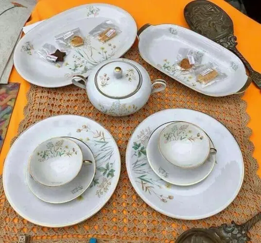 Conjunto antigo de jantar de porcelana 