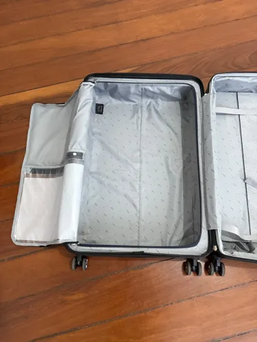 Mala de viagem espaçosa e elegante
