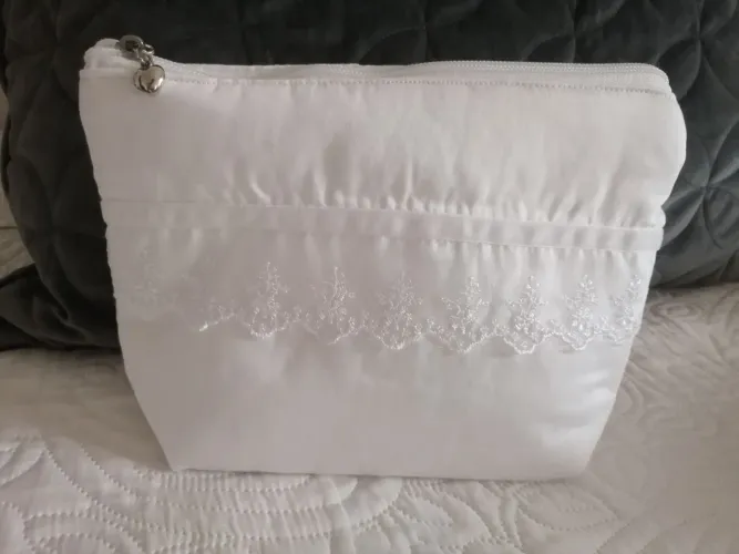 Necessaire branca com renda