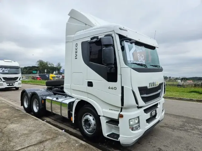 Iveco Hiway 440 6x2 Ano 2017 Automático Suspensão mola - REPASSE SEM GARANTIA