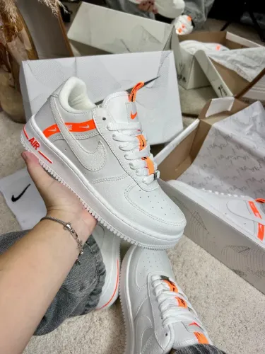 Tênis Nike Air Force 1 Branco com Detalhes Laranja