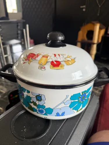 Panela de ferro com pintura de porcelana