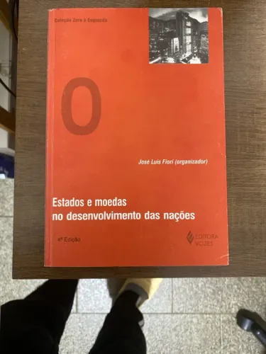 Livro Estados e moedas no desenvolvimento das nações