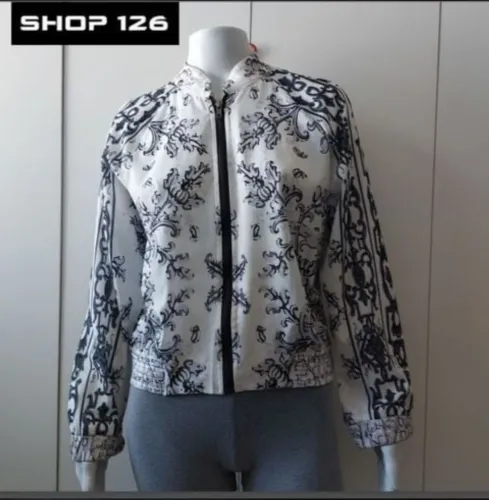 Jaqueta bomber branca com estampa azul