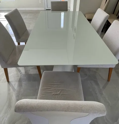 Mesa laca cinza claro/off white com 6 cadeiras