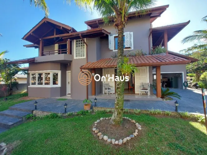 Casa para Locação na Lagoa da Conceição | 4 dormitórios, 3 suítes | 340 m²