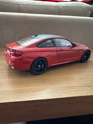 Miniatura bmw m4 escala 1;18