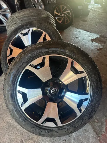 Vendo roda da hilux aro 20 com pneus 