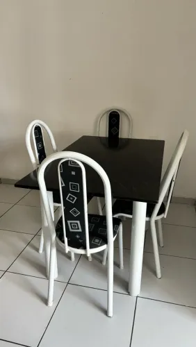 Mesa com tampo de granito