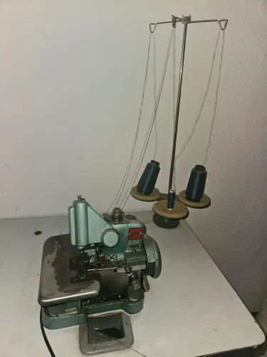Máquina Overlock Industrial Yamato