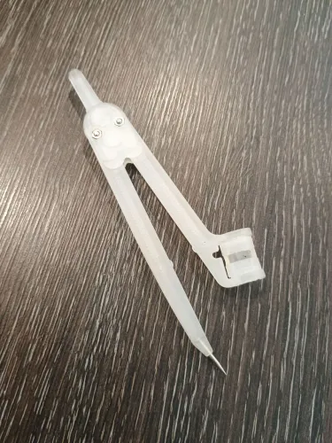 Compasso com adaptador para lápis e caneta