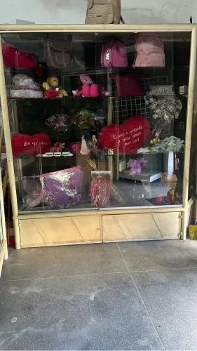 Vende-se balcões, pratileiras e armários