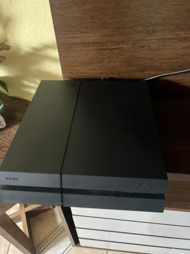 PS4, ótimo estado de conservação, 2 controle ?, cabos, 2 jogos,