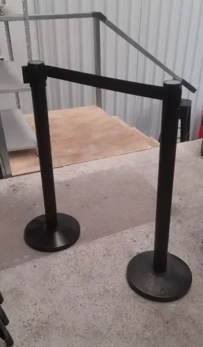 Pedestal Organizador Separador de fila Michelângelo - Onix preto com fita retrátil 2m
