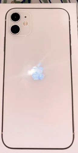 Vendo celular IPhone 11 64gb branco, semi-novo, bateria em ótimo estado.