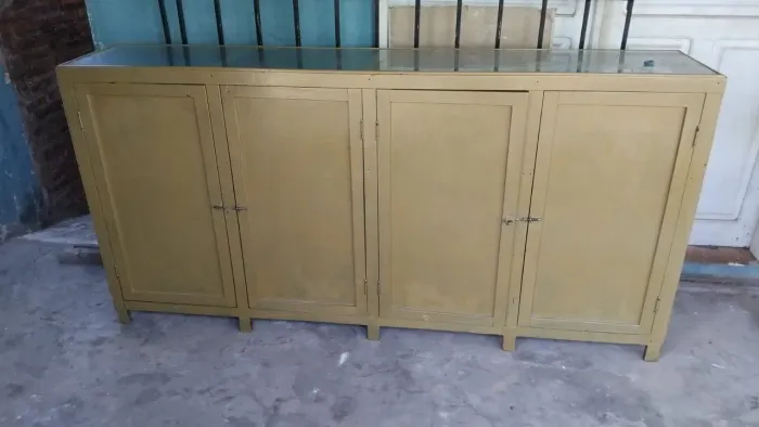 Vitrine balcão com prateleiras