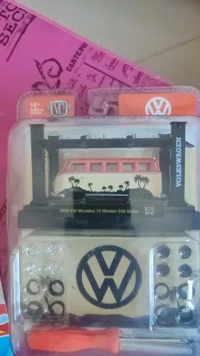 Miniatura M2 Machines Model Kit 1958 VW Microbus 15 Window R76 Escala 1:64 - Novo Lacrado
