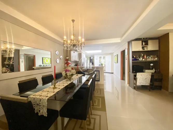 Casa com 200m² construídos e piscina privativa no Estreito - JMS