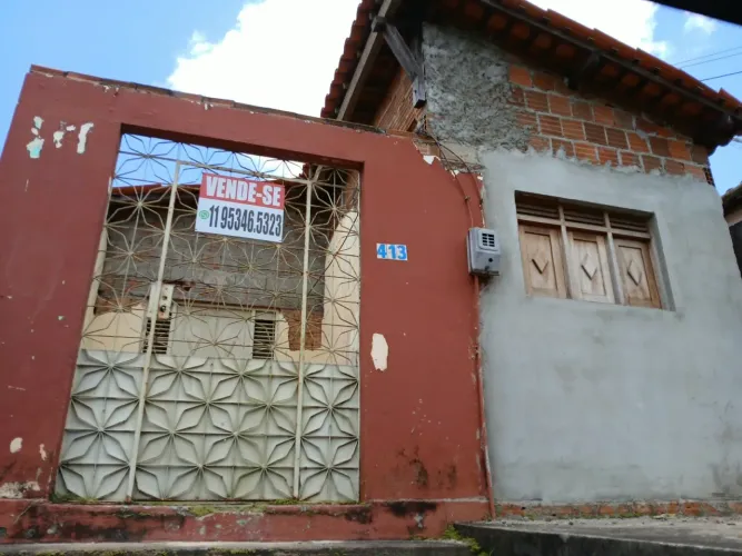 Vendo está casa que está passando por uma Reforma;