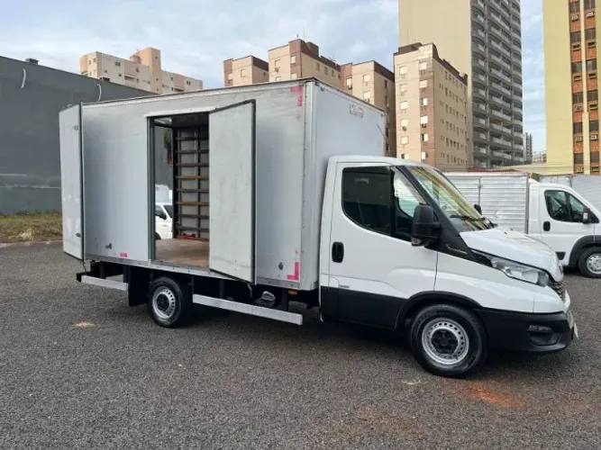 Iveco Daily Furgão 30-130 2.3 7,3m³ (die)(e5) 2022