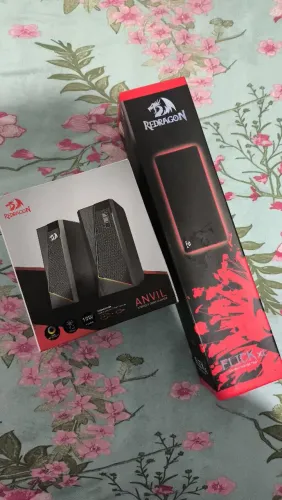 Caixa de som redragon e mouse ped
