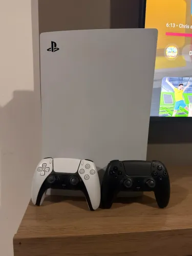 PS5 Mídia física com 2 controles ( não abaixo preço )