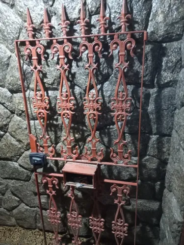 VENDE-SE ESTE PORTÃO DE FERRO