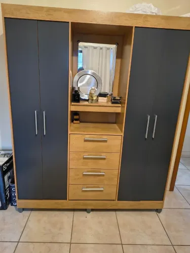 Vende se roupeiro