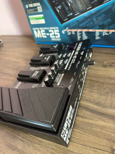 Pedaleira Boss me 25 guitarra