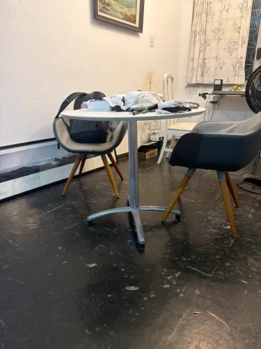 Mesa redonda com pés de ferro
