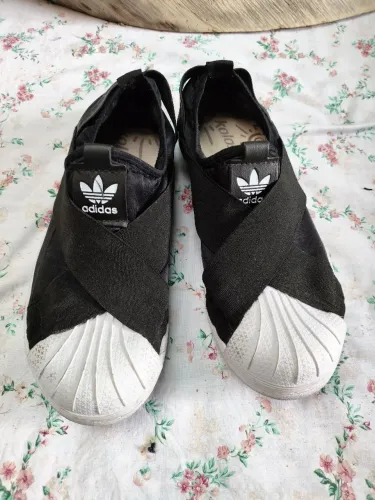 tênis adidas modelo Superstar Slip-On. 