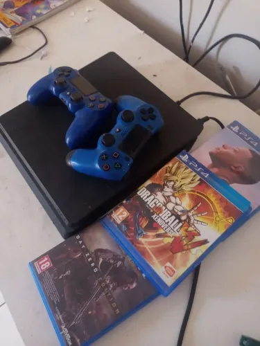 PS4 Slim (Menos de 1 ano de uso) com Defeito + 2 Controles Originais + 3 Jogos