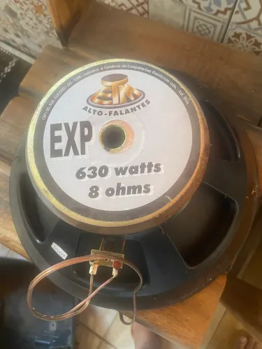 alto falante 630 watts de potência e impedância de 8 ohms.