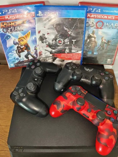 PS4 com HD 1 tera 3 cds e 3 controles tudo OK