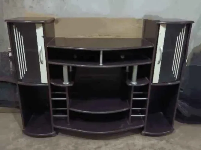 Rack e mesa de TV com portas em madeira mogno mogno