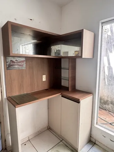 ?Barzinho planejado em L, com bancada, armários, nichos e espelho.?