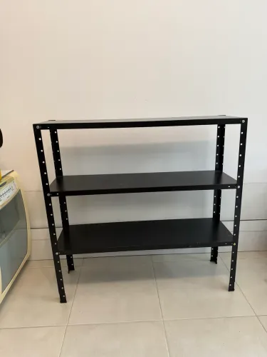 Estante de metal preta