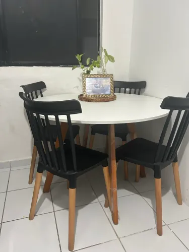 Mesa de jantar com cadeiras