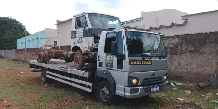 Caminhão guincho com plataforma de 9,5M