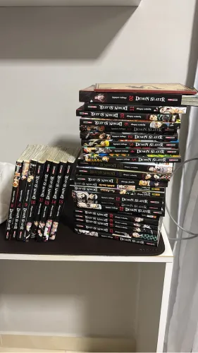 Coleção completa Demon Slayer + extras (30 livros no total) | Excelente estado