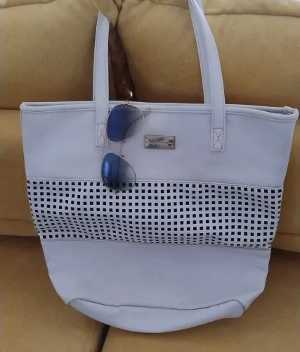 Bolsa Branca forro de veludo preto Com Óculos de Sol