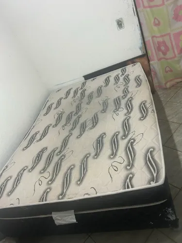 Cama de casal em bom estado, pronta para uso