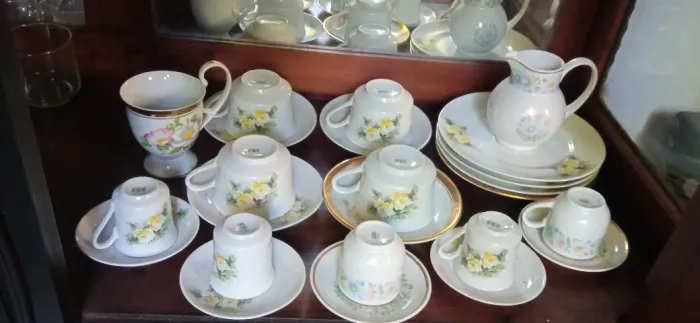 Jogo de café e chá em porcelana antigas