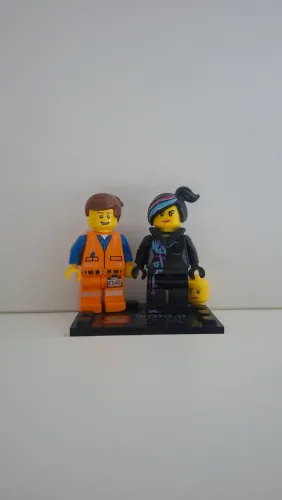 Conjunto LEGO original bonecos Lucy & Emmet (Filme Lego Movie)