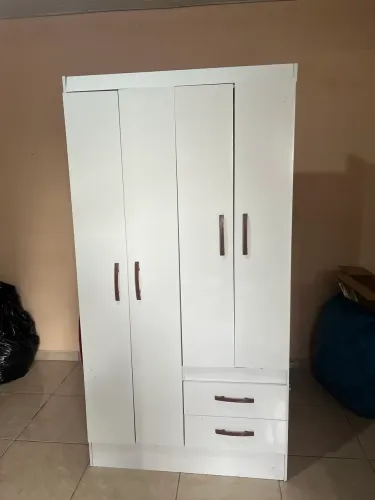 Guarda roupa pequeno 